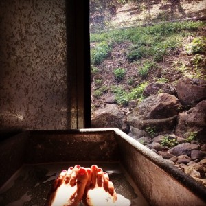 indoor-outdoor-bath-glamping-Nightfall-camp-queenslanding